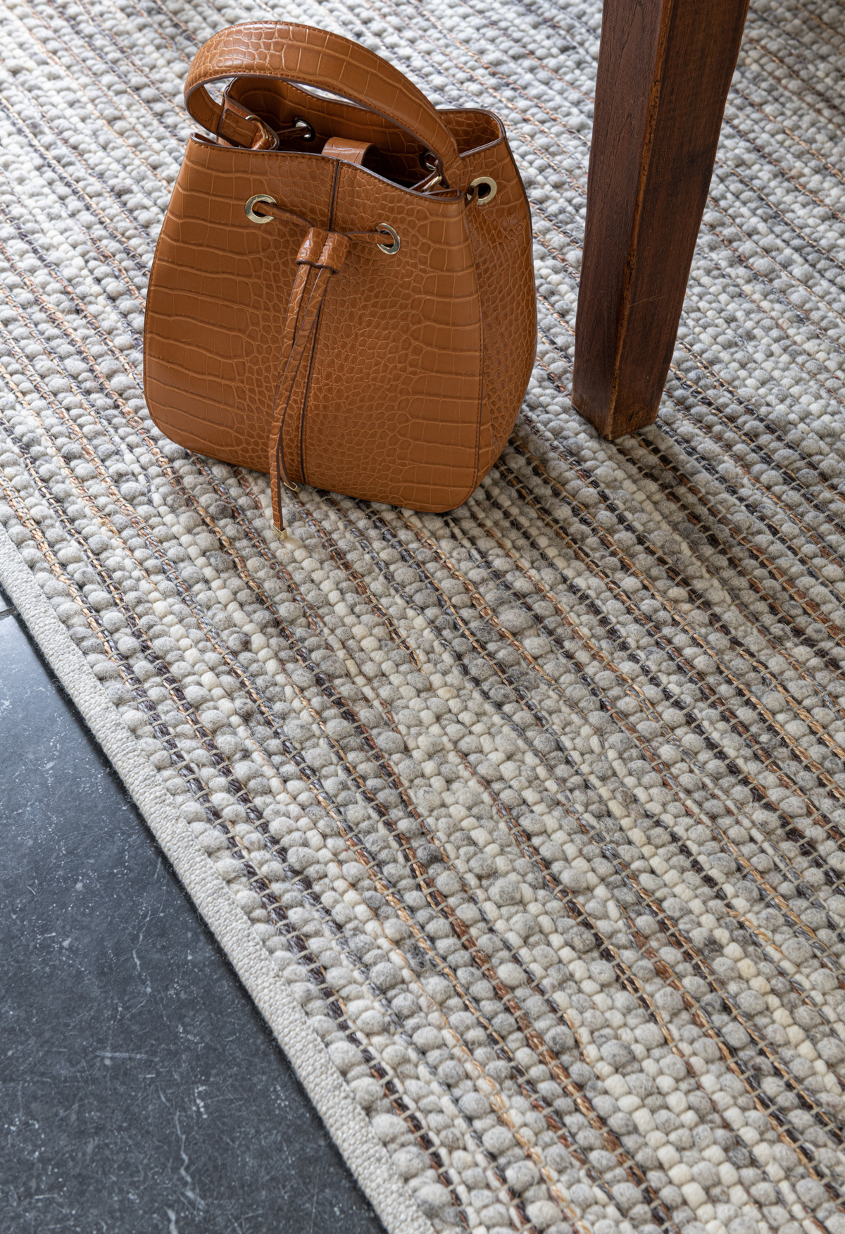 India Countrylife vloerkleed sfeerfoto antraciet vloer