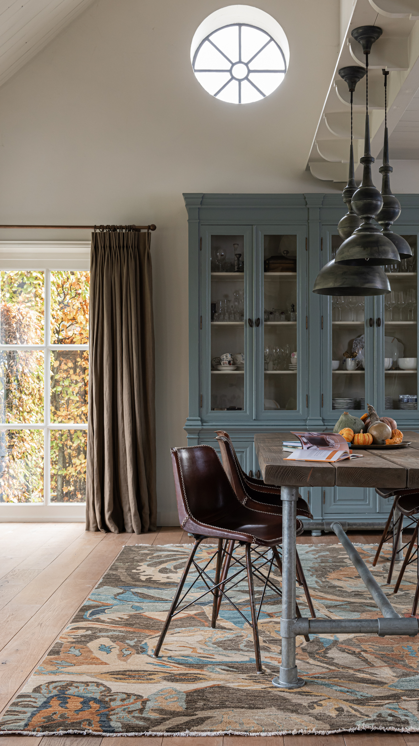 Shalimar Flower handgeknoopt vloerkleed onder eettafel