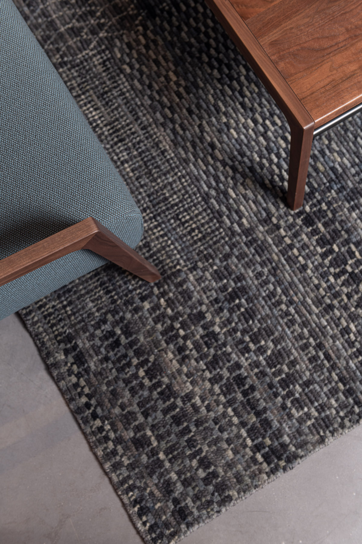 umbra fields grijsblauw vloerkleed Brokking harvink meubels detailfoto